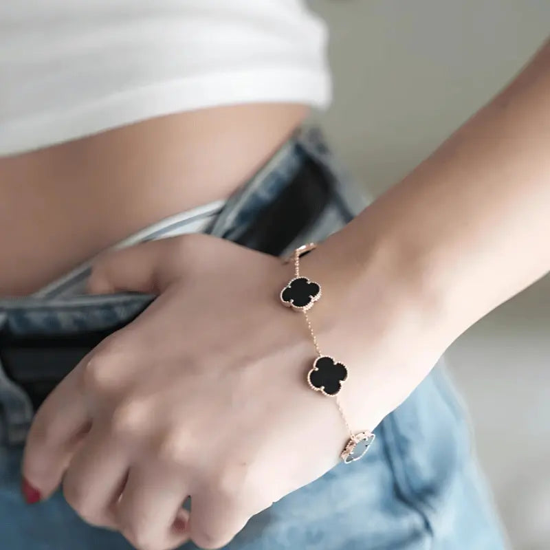 Collar Trébol de la Suerte – ¡Elegancia y Protección en un Solo Accesorio! 🔥 Promoción Relámpago: ¡Llévate el collar y recibe una pulsera de regalo! 💰 Paga solo al recibir, 🚚 Envío gratis a toda Colombia y ⏳ ¡OFERTA VÁLIDA SOLO HASTA HOY!